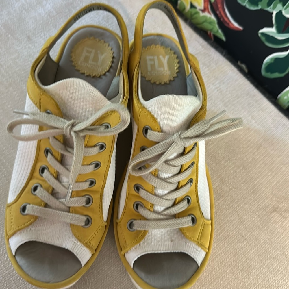 Yellow and white sneaker like fit
